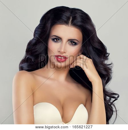 Glamorous Brunette Beauty. Beautiful Model Woman with Long Hair
