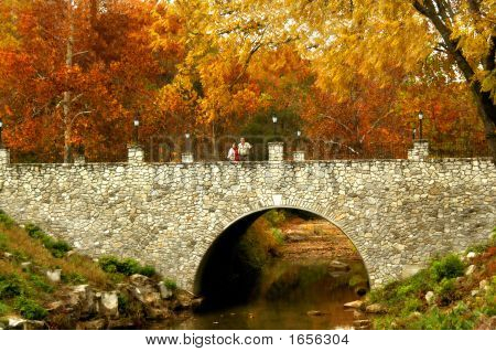 Brücke der Stein im Herbst Szene