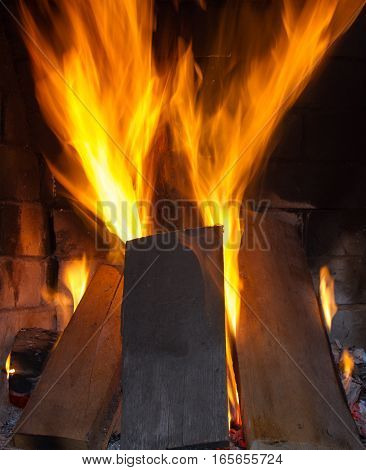 Burning firewood in the fireplace close up. Foto