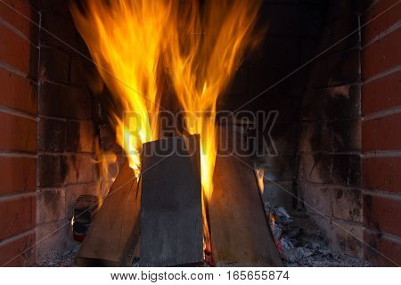 Burning firewood in the fireplace close up. Foto