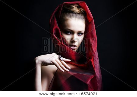 hermosa chica envuelta en un pañuelo rojo. Foto de moda