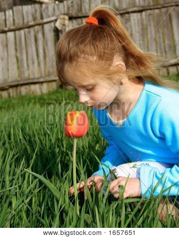 kleine Mädchen Nase ein tulip