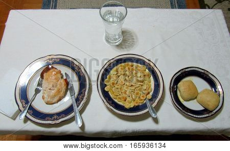 A dinner table arrangement for one person