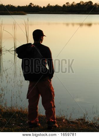 Alpinista assistindo pôr do sol