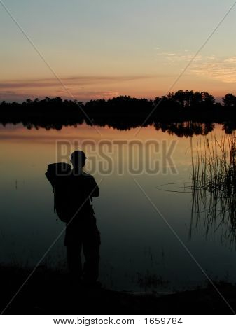 Alpinista assistindo o pôr do sol