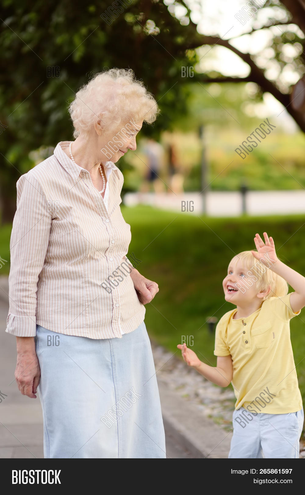 Старушка в полный рост. Забота о бабушках и дедушках. Бабушка наказывает. Бабушка с внучкой на руках. Обиженная бабушка.