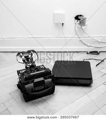 Ftth Fiber Installation At Home With New Arc Clad-alignment Fusion Splicer Used For Splicing An Arra