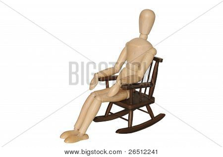 Wooden Dummy sidder på lænestol
