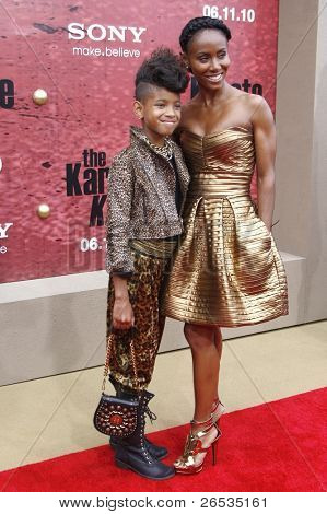 LOS ANGELES - Haziran 7: Jada Pinkett Smith ve kızı Willow 'The Karate Kid' galasında 