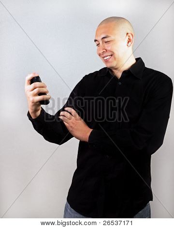 glÃ¼cklicher Mann Blick auf seine smartphone