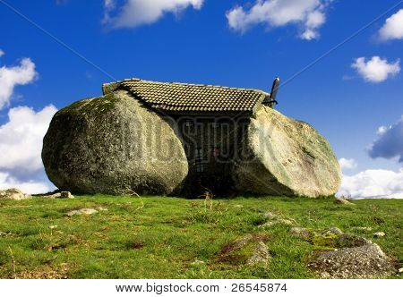 Bir moutain, Lameira Fafe - Portekiz kuzeyinde en üstündeki taş ev