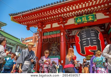 Tokyo, Japan - April 19, 2017: Crowded People In Front To Red Giant Lantern Of Kaminarimon Gate In S