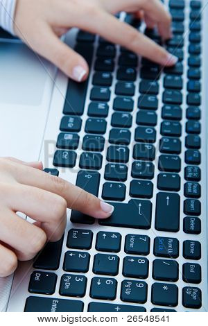 Szczelnie-do góry ręce kobieta dotyka klucze komputera podczas pracy