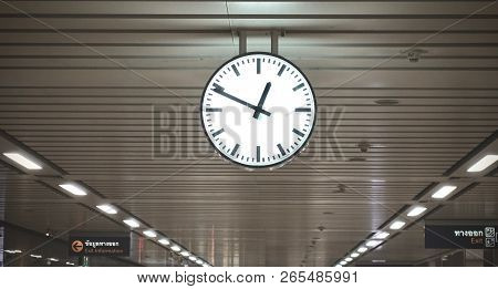 Public Circle Clock In A Railway Station With Roof, Black And White Classical Public Hanging Clock,t