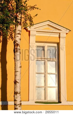 Ventana blanca y pared amarilla