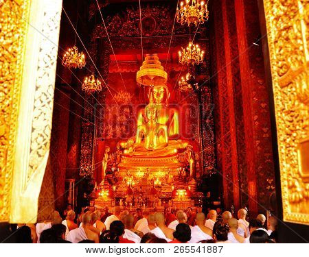 Bangkok,thailand-november  21,2012 Buddhists Are Ordained In The Temple With A Large Buddha Statue A