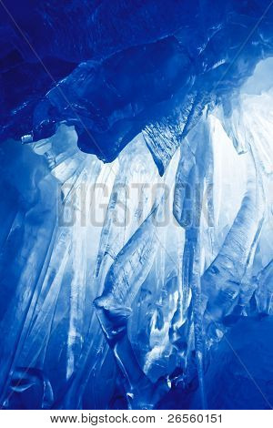 Blue ice cave dækket med sne og oversvømmet med lys
