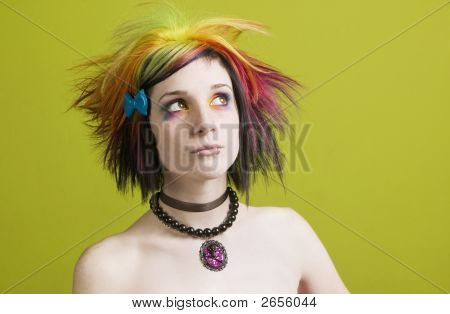 Punk vrouw met lichte make-up en blote schouders