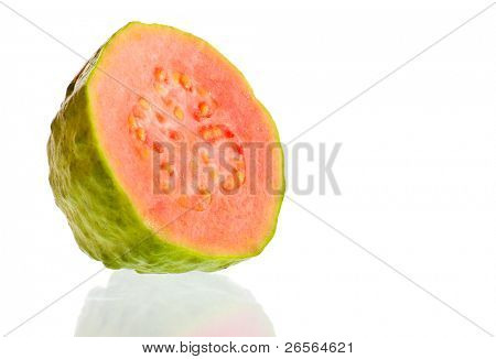 Frutto guava freschi tagliati a metà su uno sfondo bianco