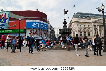 ลอนดอน - กันยายน 20:Tourists ที่ Picadilly ละคร 20 กันยายน 2010 ที่ London.The เป็น particu