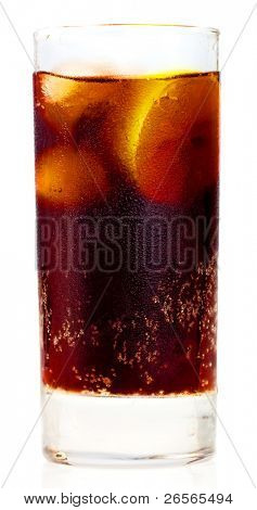 Förfriskning med cola, en alkoholhaltig dryck och en citron på vit bakgrund