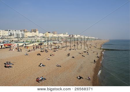 BRIGHTON, Velká Británie-Březen 31:Visitors těšit na pláž Březen 31,2011 v Brighton.The nábřeží je plné barů