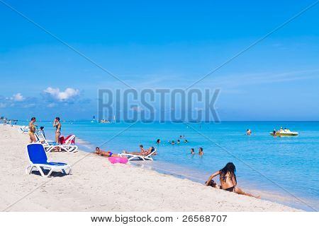 VARADERO, CUBA-juli 16:Tourists nyder stranden juli 16,2011 i Varadero.With over en million besøg