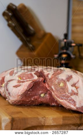 Cru perna de borrego numa tábua