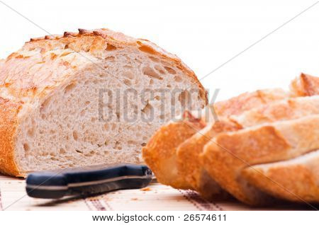 Gesneden brood tarwe. Geïsoleerd op witte achtergrond