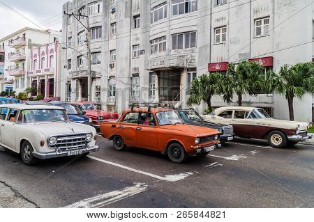 Havana, Cuba - Feb 21, 2016: Vintage Cars Are Waiting At The Crossroads In Vedado Neighborhood Of Ha