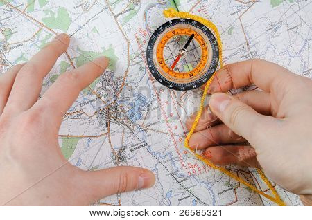 Concetto con mani umane, bussola e mappa