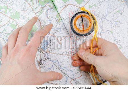 Concetto con mani umane, bussola e mappa