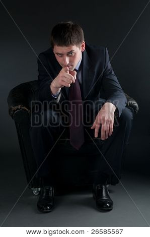 Mladý muž v obleku pořady na vás
