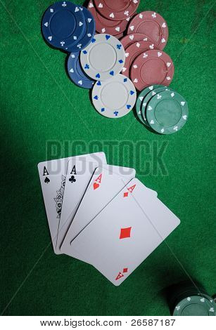 Pozadí se čtyři esa, přehrání karty a poker žetony.