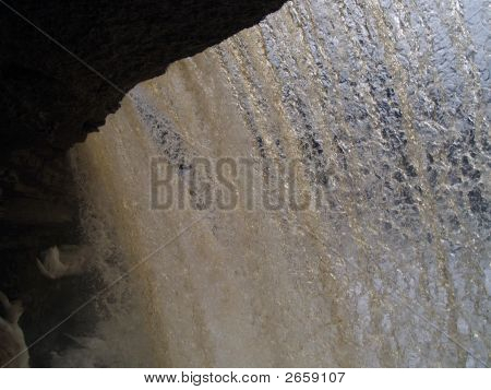 Derrière la cascade