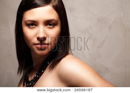 Retrato de uma mulher elegante sobre fundo de pedra