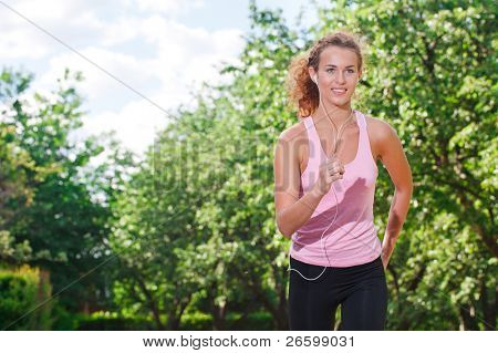 Donna in esecuzione nel parco.