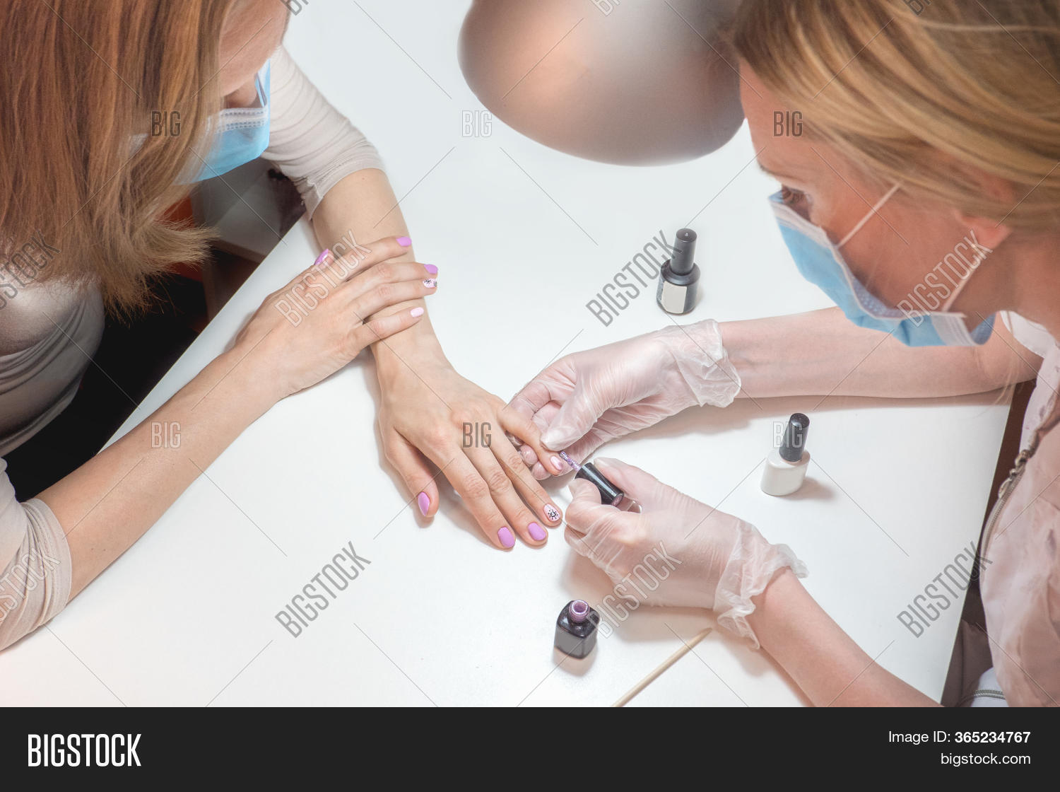 женский маникюр. инструменты для комбинированного маникюра. маникюрщица в маске и перчатках. девушка выбирает цвет лака. как происходит процесс маникюра.