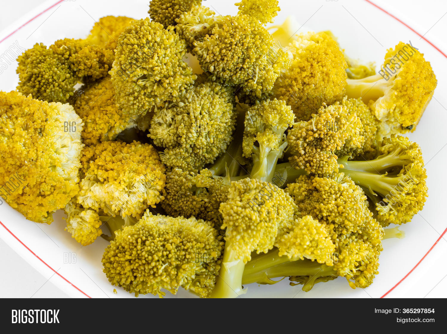 брокколи несвежая. сушеные брокколи. брокколи. желтая брокколи. капуста брокколи зацвела.