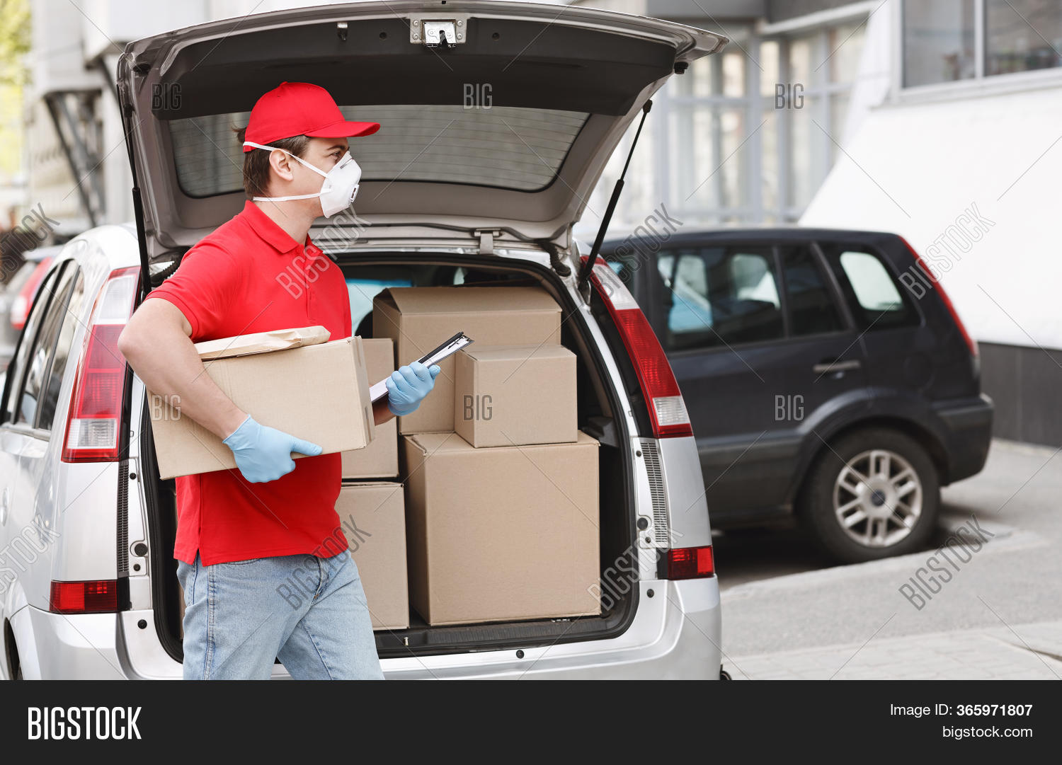 The boxes by a courier to deliver. The boxes by a courier to deliver. Курьер отдает посылку ребенку. Девушка экспедитор. Курьерские услуги.