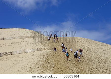 PYLA SUR MER, FRANCE - 8 août : Les gens visite de la célèbre dune du Pyla, la plus haute dune de sable d'E
