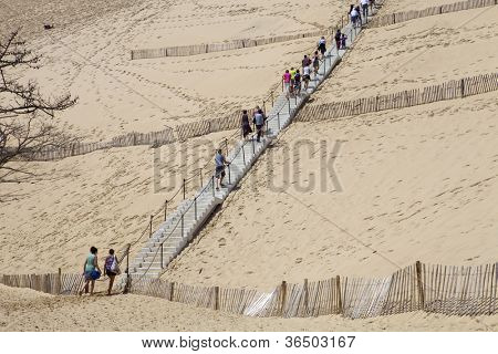 PYLA SUR MER, FRANCE - 8 août : Les gens visite de la célèbre dune du Pyla, la plus haute dune de sable d'E