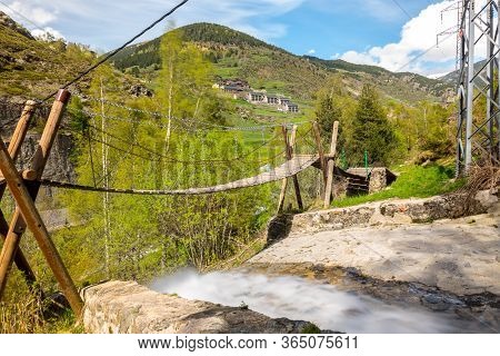 Canillo, Andorra : 6 Mat 2020 : Suspension Bridge Over The Rio De La Bor, Canillo In Anodrra In Spri