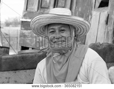 Chumporn, Thailand, 28 November 2019 Close Up Of Fisherman Woman With Colorful Of Yellow T-shirt And