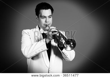 Retrato de um músico tocando a trombeta no estúdio.