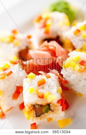Fiske Maki Sushi - rulle med laks og salat inde. Skiveskåret Paprika ouside