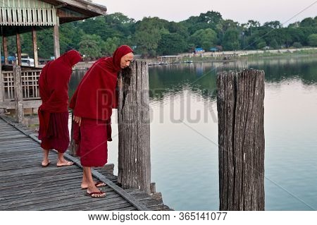 Mandalay, Myanmar - Nov 12, 2019: Monks At U Bein Bridge In Amarapura,mandalay Myanmar