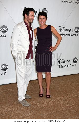 LOS ANGELES - 1. srpna: Rob Morrow & Maura Tierney arrive(s) v části Tour 2010 ABC letní Press