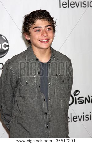 LOS ANGELES - 1 สิงหาคม: arrive(s) Ryan Ochoa ที่ฝ่ายทัวร์ข่าวร้อนของ 2010 ABC ที่ Beverly Hil