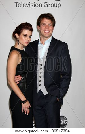 LOS ANGELES - 1 สิงหาคม: Lacy Jake & การ์เซีย JoAnna arrive(s) ที่งานปาร์ตี้ 2010 ABC ร้อนกดทัวร์